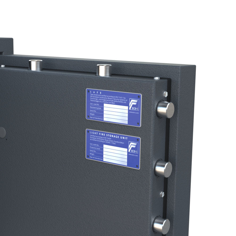Close-up ECB·S certificeringslabels Grade II en LFS30P in de Milano 1